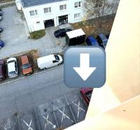 2-izb. byt, Š.Králika, Devínska Nová Ves, lodžia - Pohľad z okna na parkovisko v Bratislave - Devínskej Novej Vsi na Štefana Králika.