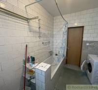 Trojizbový rodinný dom vhodný aj na chalupu v kľudnej časti obce Jatov - Kúpeľňa v rodinnom dome s vaňou, práčkou a kachličkovanými stenami.