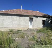 Trojizbový rodinný dom vhodný aj na chalupu v kľudnej časti obce Jatov - Rodinný dom v Jatove s jednoduchou fasádou a okolitou zeleňou.