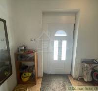 Trojizbový rodinný dom vhodný aj na chalupu v kľudnej časti obce Jatov - Predsieň rodinného domu s bielymi dverami, zrkadlom a dreveným dekorom podlahy.