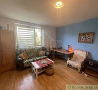 Trojizbový rodinný dom vhodný aj na chalupu v kľudnej časti obce Jatov - Obývacia izba so sedačkou a podlahou s dreveným dekorom v rodinnom dome.