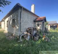 Trojizbový rodinný dom vhodný aj na chalupu v kľudnej časti obce Jatov - Rodinný dom v Jatove s dreveným obkladom a záhradou plnou kvetov a kmeňov.