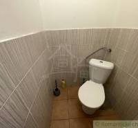 Trojizbový rodinný dom vhodný aj na chalupu v kľudnej časti obce Jatov - Toaleta v rodinnom dome s keramickou podlahou a obkladmi.