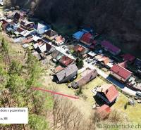 Chalupa - rodinný dom v krásnom prostredí – Moštenica, Banská Bystrica - Pohľad na chaty v Moštenici zasadené do lesa a okolitej prírody.