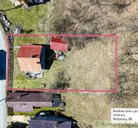 Chalupa - rodinný dom v krásnom prostredí – Moštenica, Banská Bystrica - Chata v Moštenici s červenou strechou obklopená pozemkom veľkosti 1054 m².