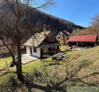 Chalupa - rodinný dom v krásnom prostredí – Moštenica, Banská Bystrica - Chata v Moštenici obklopená prírodou a stromami na svahu.