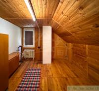 Chalupa - rodinný dom v krásnom prostredí – Moštenica, Banská Bystrica - Interiér chaty s podlahou s dreveným dekorom a sedliackym nábytkom.