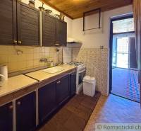 Chalupa - rodinný dom v krásnom prostredí – Moštenica, Banská Bystrica - Chata s rustikálnou kuchyňou, dreveným dekorom a štýlovým obkladom.