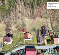 Chalupa - rodinný dom v krásnom prostredí – Moštenica, Banská Bystrica - Letecký pohľad na chatu s pozemkom v Moštenici pri lese.