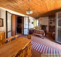 Chalupa - rodinný dom v krásnom prostredí – Moštenica, Banská Bystrica - Kuchyňa v Chate s dreveným stropom a rustikálnym nábytkom.