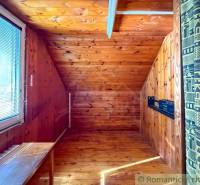 Chalupa - rodinný dom v krásnom prostredí – Moštenica, Banská Bystrica - Izba v chate s podlahou s dreveným dekorom a strešným oknom.