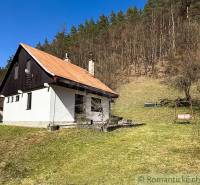 Chalupa - rodinný dom v krásnom prostredí – Moštenica, Banská Bystrica - Chata v Moštenici pri lese obklopená zeleňou s hojdačkou v záhrade.