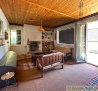 Chalupa - rodinný dom v krásnom prostredí – Moštenica, Banská Bystrica - Interiér chaty s dreveným stropom, sedacou súpravou a krbom, s výhľadom do záhrady.