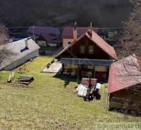 Chalupa - rodinný dom v krásnom prostredí – Moštenica, Banská Bystrica - Chata v Moštenici obklopená trávnikom a stromami.