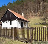 Chalupa - rodinný dom v krásnom prostredí – Moštenica, Banská Bystrica - Chata v Moštenici obklopená plotom a lesom, zasadená v prírode.