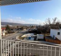 Garzónka v novostavbe AGÁTY, ul. Agátova, Dúbravka, lodžia  - Výhľad z balkóna v Bratislave - Dúbravke na Agátovej ulici s cestou a domami.