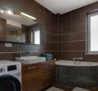 5-izb. byt, Krajinská, Podunajské Biskupice, 2.p./3 - Kúpeľňa s vaňou, umývadlom a práčkou v päť a viac izbovom byte.