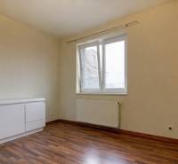 5-izb. byt, Krajinská, Podunajské Biskupice, 2.p./3 - Izba s podlahou s dreveným dekorom, bielou skriňou a oknom v 5 a viac izbovom byte.