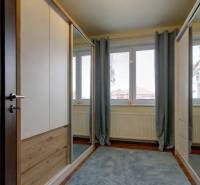 5-izb. byt, Krajinská, Podunajské Biskupice, 2.p./3 - Izba v päť a viac izbovom byte s podlahou s dreveným dekorom a skriňami.