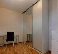 5-izb. byt, Krajinská, Podunajské Biskupice, 2.p./3 - Pracovňa s nábytkom, skriňou so zrkadlom a podlahou s dreveným dekorom v 5 a viac izbovom byte.