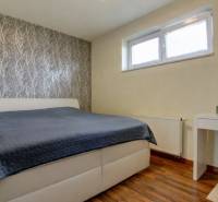 5-izb. byt, Krajinská, Podunajské Biskupice, 2.p./3 - Spálňa s tapetou s lesným motívom, manželskou posteľou, pracovným stolom a podlahou s dreveným dekorom.