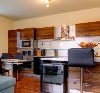 5-izb. byt, Krajinská, Podunajské Biskupice, 2.p./3 - Kuchyňa v 5 a viac izbovom byte s kuchynskou linkou a podlahou s dreveným dekorom.