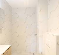 1-izb. byt v novostavbe v Ružinove, 4p./10 - Kúpeľňa so sprchovým kútom a umývadlom, obložená mramorovým dekorom v 1-izbovom byte.