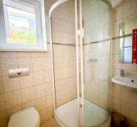 6-izb. rodinný dom, Chorvátsky Grob - Kúpeľňa s rohovým sprchovacím kútom a WC v rodinnom dome.