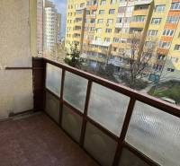 1-izb. byt, J.Stanislava, Karlova Ves, lodžia, 3.p./8 - Balkón s výhľadom na paneláky v Bratislave - Karlovej Vsi, 1-izbový byt.