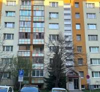 1-izb. byt, J.Stanislava, Karlova Ves, lodžia, 3.p./8 - Bytový dom s parkoviskom v Bratislave - Karlovej Vsi, vedľa zaparkované autá.