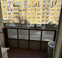 1-izb. byt, J.Stanislava, Karlova Ves, lodžia, 3.p./8 - Balkón 1-izbového bytu v Bratislave - Karlovej Vsi s výhľadom na bytovku.