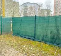 1,5 izb. byt s predzáhradkou, Podunajské Biskupice, projekt Oppidum - Dvor 2-izbového bytu v Bratislave - Podunajských Biskupiciach s oplotením a dlažbou.