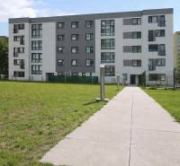 1,5 izb. byt s predzáhradkou, Podunajské Biskupice, projekt Oppidum - Bytový dom v Bratislave, Podunajských Biskupiciach, s chodníkom vedúcim cez trávnik.