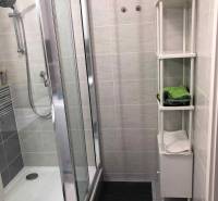 1,5 izb. byt s predzáhradkou, Podunajské Biskupice, projekt Oppidum - Kúpeľňa s kachličkami, sprchovým kútom a poličkou v 2-izbovom byte.