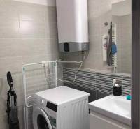 1,5 izb. byt s predzáhradkou, Podunajské Biskupice, projekt Oppidum - Kompaktná kúpeľňa s práčkou, bojlerom a drezy v 2-izbovom byte.