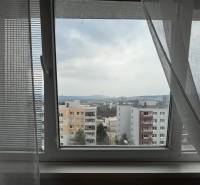 Prenájom 2-izb. bytu, Mozartova ul., Staré Mesto, pri Horskom parku - Výhľad z okna na mestské paneláky v Bratislave, Staré Mesto, ulica Mozartova.