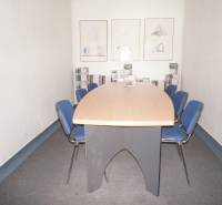 Kancelárie, Drieňová ul., Ružinov 25 m2 - Stôl so stoličkami v kancelárii, na stene sú zarámované obrázky.