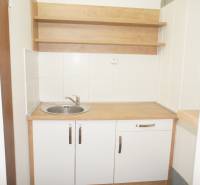 Kancelárie, Drieňová ul., Ružinov 25 m2 - Malá kuchynka s drevenou pracovnou doskou a drezom v kancelárii.