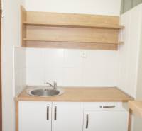 Kancelárie, Drieňová ul., Ružinov 25 m2 - Malá kuchynka s drezom a poličkami bez dekorácií v kancelárii.