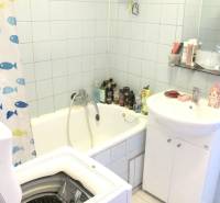 2-izb. byt pri Račianskom Mýte, balkón, 5.p./11 - Kúpeľňa v 2-izbovom byte s vaňou, práčkou a umývadlom, svetlomodré obklady.