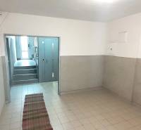 2-izb. byt pri Račianskom Mýte, balkón, 5.p./11 - Vstupná hala v bytovom dome s nástenkou a prístupom k výťahu.