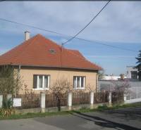 Rodinný dom v BA IV - Záhorská Bystrica, ul. Donská - Rodinný dom v Bratislave-Záhorskej Bystrici s červenou strechou a záhradou.