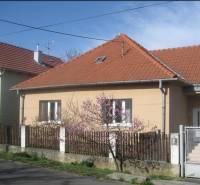 Rodinný dom v BA IV - Záhorská Bystrica, ul. Donská - Rodinný dom v Bratislave - Záhorskej Bystrici s červenou strechou a záhradou.