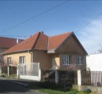 Rodinný dom v BA IV - Záhorská Bystrica, ul. Donská - Rodinný dom v Bratislave - Záhorskej Bystrici so šikmou strechou a predzáhradkou.