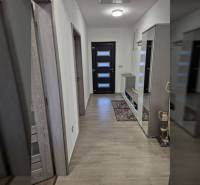 VRSI-MULO - jednoposchodový dom 103,07 m2 len 350 m od mora - Chodba s podlahou s dreveným dekorom v rodinnom dome so zrkadlom a vstavanou skriňou.