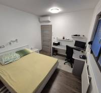 VRSI-MULO - jednoposchodový dom 103,07 m2 len 350 m od mora - Spálňa v rodinnom dome s písacím stolom a podlahou s dreveným dekorom.
