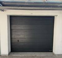 Garáž ul. Eisnerova, Devínska Nová Ves - Garáž na Eisnerovej ulici v Bratislave – Devínska Nová Ves s plechovou bránou.