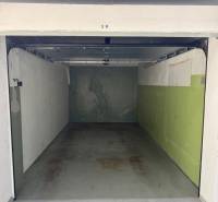 Garáž ul. Eisnerova, Devínska Nová Ves - Prázdna garáž na Eisnerovej ulici v Devínskej Novej Vsi, Bratislava.