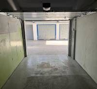 Garáž ul. Eisnerova, Devínska Nová Ves - Garáže v Bratislave - Devínska Nová Ves na Eisnerovej ulici s betónovou podlahou a kovovými dverami.