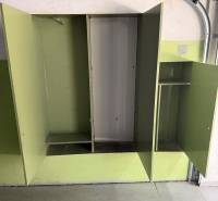 Garáž ul. Eisnerova, Devínska Nová Ves - Otvorené zelené skrine v garáži s podlahou na uzavretie.